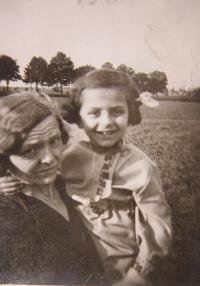 Helga Smékalová (Deutschová) with her mother in 1936