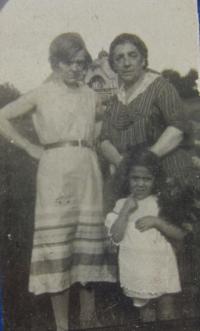 Helga Smékalová (Deutschová) with his mother and grandmother