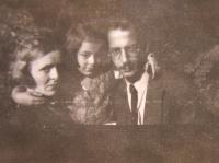 Helga Smékalová (Deutschová) with father and mother