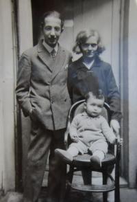Helga Smékalová (Deutschová) with father and mother
