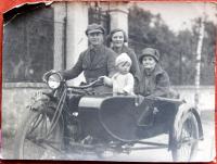 s rodiči a babičkou na motorce Indian