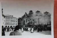 poničené domy na Staroměstském náměstí v květnu 1945