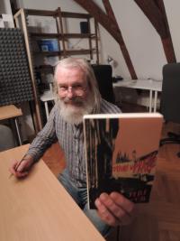Jiří Kostúr s knihou Satori v Praze