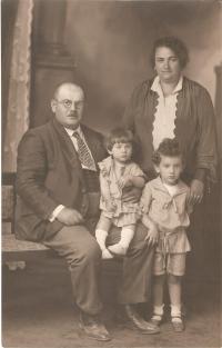 Family Weisl, Eliska sitting on father