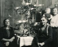 Půlroční Vladek s prarodiči (vpředu) a matkou (vpravo vzadu) - Vánoce 1950