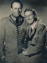 Rodiče Vladka Laciny, Svatopluk a Božena, v sokolské uniformě na všesokolském sletu 1948