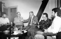Stretnutie redakčnej rady Fragmentu K vo februári 1988. Zľava Martin M. Šimečka, Milan Šimečka, Miroslav Kusý, Jiří Olič a Oleg Pastier.
