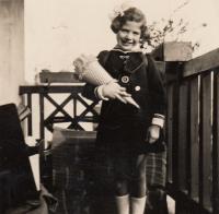 Eva Erbenová-Loevidt first school day, Podmokly 1936