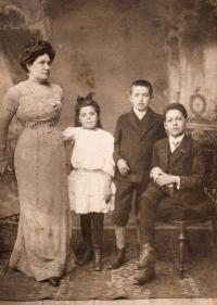 Charlota, Marta, Josef a Arnošt Loevidtovi - matčina rodina, 1910