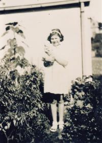 Eva Loevidt-Erbenová poslední foto před deportací, Strašnice 1939