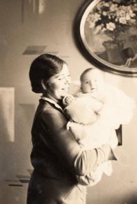 Maminka s novorozenou Evou Loevidt-Erbenovou, 1930