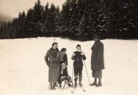 Zleva Klára, Eva se svou matkou, Edita a Fr. Loevidtovi, cca. 1933
