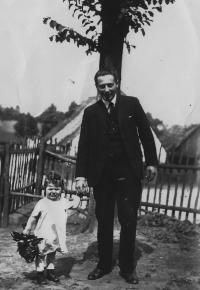 Eva Erbenová s otcem jdou gratulovat mamince k narozeninám, 1932