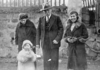 Eva Erbenová s maminkou, dědečkem a babičkou Loevidtovými, 1932
