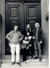 fotka se sourozenici (Zuzana, Ondřej, nevlastní Marek a Dick)