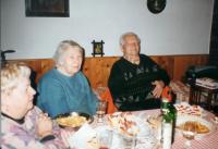 Rodinná oslava, 2005. První žena zleva je manželka Fr. Švrčka Vera