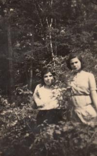 Hana and Hana Weingarten, 1946-47