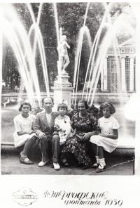 The family before WWII - cousin, father Samuil Želeněc, Inna, mother Galina, sister Tamara