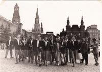 Moskva 1957 - Inna na festivalu, druhá vlevo