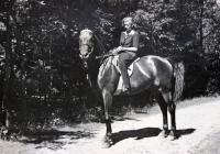 Karla Loevensteinová riding a horse