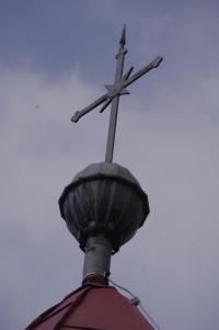 Kaplička se zvoničkou v Písečné u Jablunkova: detail kříže se schránkou