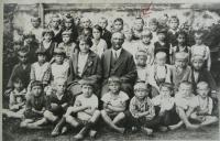 1. třída obecné školy v Malšovicích (1930) - Vladimír označen šipkou