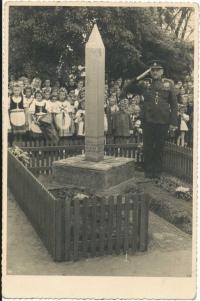 General Přikryl unveiling a memorial to the Red Army soldiers in Lipník (1947)