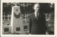 Vladimír with the memorial which he had sculpted (1948)