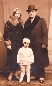 Parents Alžběta nad Vojtěch Lang with sister Lydia (1932/33)