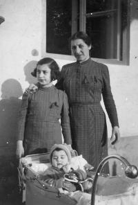 Mum, sister Lydia, Miriam, cca 1940