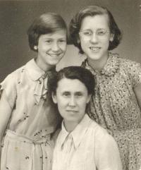 Marie and Hana Souček with their mother