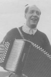 Miloslav Souček s harmonikou