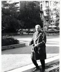 Tibor Pákh at the Bem-statue, 1988