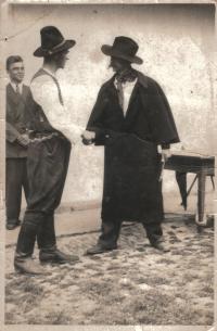 Pamětník (vlevo v klobouku) v roli Mikulenky ve hře Pasekáři od Sokola-Tůmy, 1946