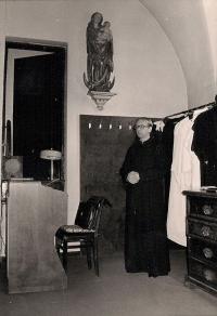 Pamětníkův bratr František se chystá k oltáři jako jáhen, v kostele Sv. Fratiška Xaverského , Uherské Hradiště, 1985
