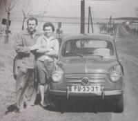 Věra a Karel Kalvachovi při cestě z vězení 16. dubna 1964