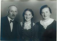 Margarete with her parents