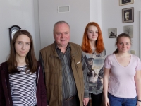 Jan Litomiský se studentkami z projektu Příběhy našich sousedů