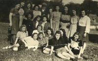 Gabriela Binková s českými přítelkyněmi v Bad Schwarzbachu v roce 1944