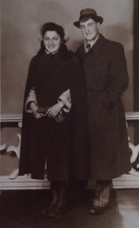 Hanuš Salz with his first girlfriend, 1941