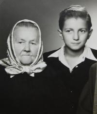 Milan Vlček s babičkou Marií Spivokovou u níž  bydlel během věznění matky za války