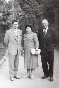 Milan Vlček s rodiči Emílií a Antonínem