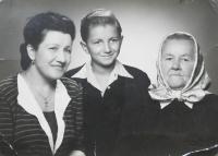 Milan Vlček s maminkou Emílií Vlčkovou a babičkpu Marií Spivokovou