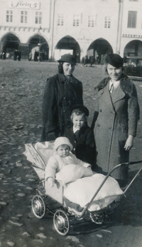 From the left: Marie Kdáčová (a housemaid), on the left M.Kališová (nanny), Alena Popperová, her sister, Nora, in a pram, 1936