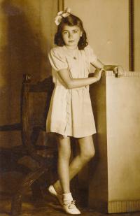 Alena Popperova, 1942