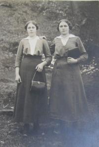 Her mother Marta Schubert (Bösse) on the left