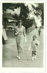 Eva Bošková s maminkou v roce 1934