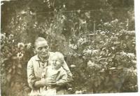 Eva Bošková s babičkou v roce 1931