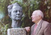 Karel Floss with a sculpture of the theologist Hans Küng