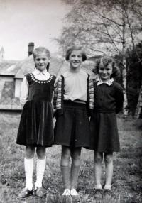 Three Czech-German friends: on the left her neighbour Alice, Jarmila in the middle; Rotava 1956